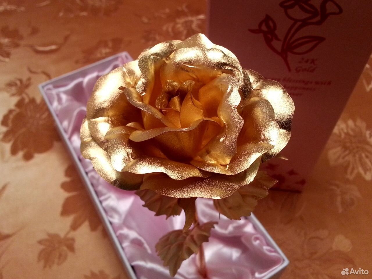 Золотая роза из сусального золота