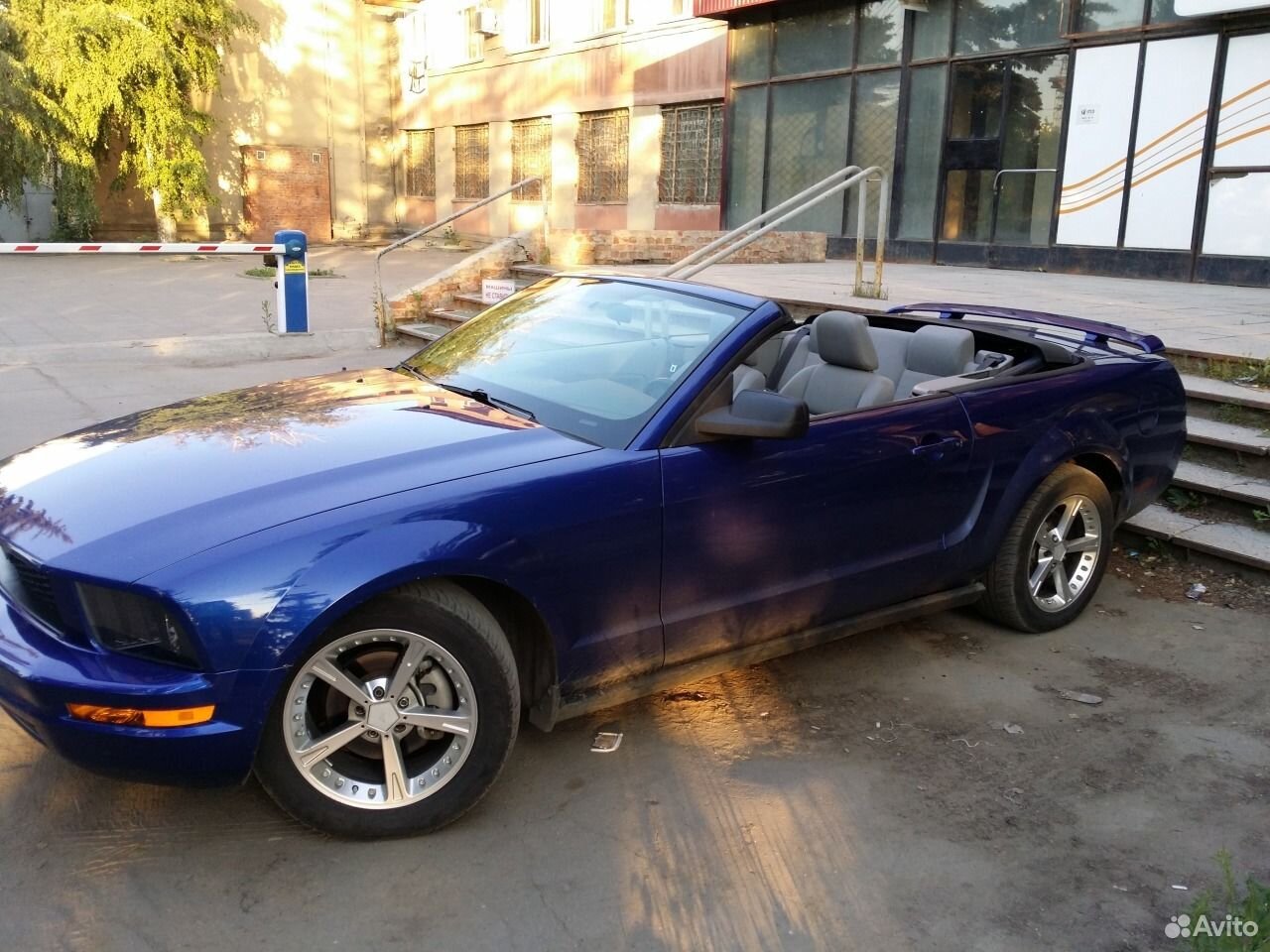 Куплю авто б у саратов. Ford Mustang 4.0 at голубой. Форд Мустанг Саратов. Форд Мустанг кабриолет 2005 года. Дорогие машины в Саратове.
