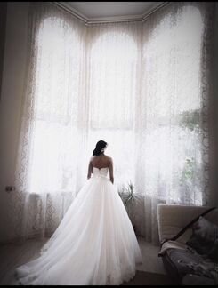 Изящное свадебное платье со шлейфом