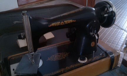 Швейная машинка с электроприводом Подольская 1982