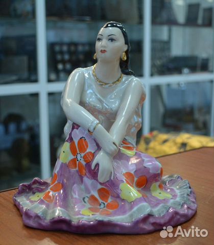 Фарфоровая статуэтка- Цыганка Земфира сидящая