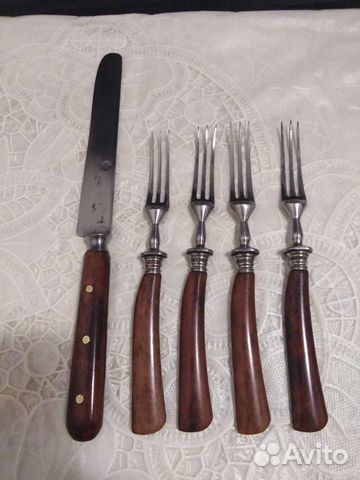 Нож и четыре вилки