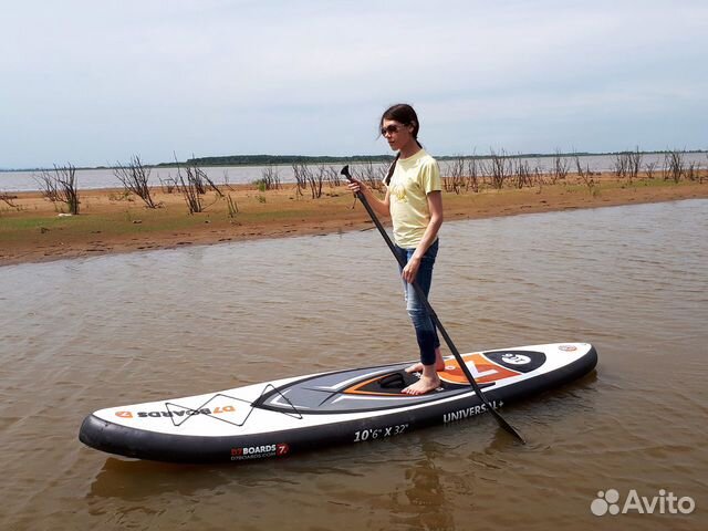 Доска с веслом для катания по воде