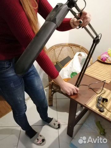 Люминицентная лампа и держатель для книг, тетрадей