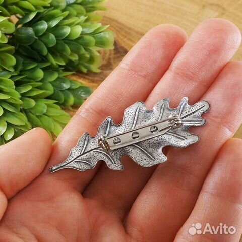 Брошь Дубовый лист с каплей серебристый