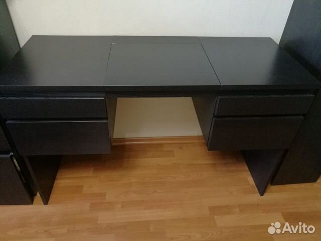 Стол письменный с ящиками и зеркалом Стол письменный с ящиками и зеркалом
