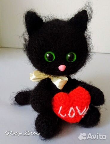 Вязаный котенок с сердечком Love Вязаный котенок с сердечком Love
