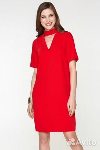 Платье с V- образным вырезом и горловиной-чокер