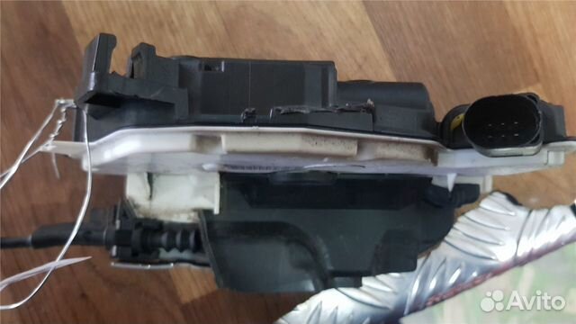 Замок двери левый передний Volkswagen Tiguan, 2011