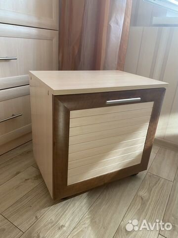 Для школьника: стол, 2 тумбы на колёсиках и полка