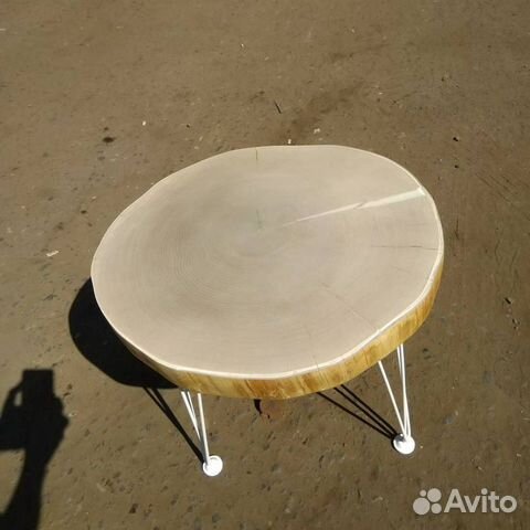 Журнальный стол из дерева и эпоксидной смолы