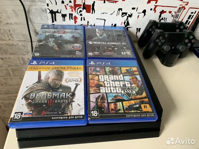 Sony PS4 Pro 1trb + докстанция для джойстиков