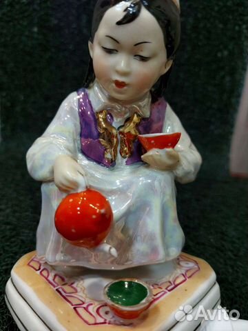 Фарфоровая статуэтка