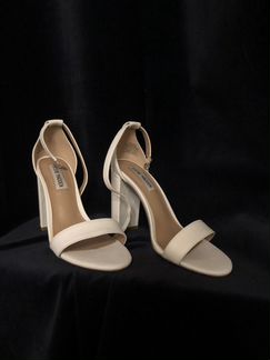 Босоножки белые Steve Madden