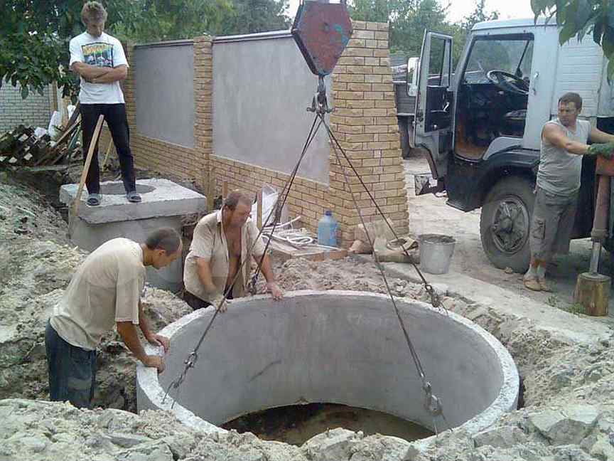Установка ж б кольца. Бетонирование колец колодца канализации. Плита перекрытия с люком 1пп15-1. Установка ж б кольца. Септик 3 бетонных кольца.