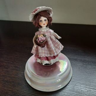 Статуэтка из фарфора музыкальная