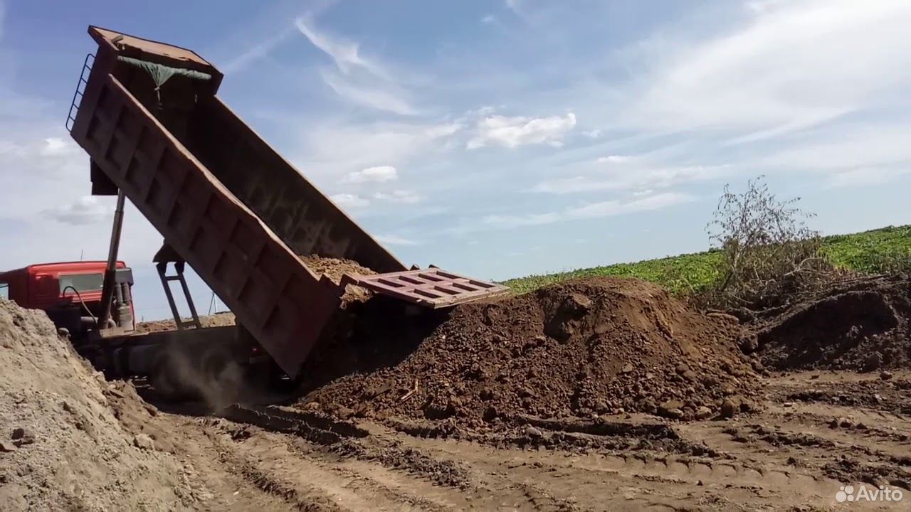 Отсыпка самосвалом. Самосвал высыпает щебень. Отсыпка самосвалом. Щебень дорога. Отсыпка самосвалом.