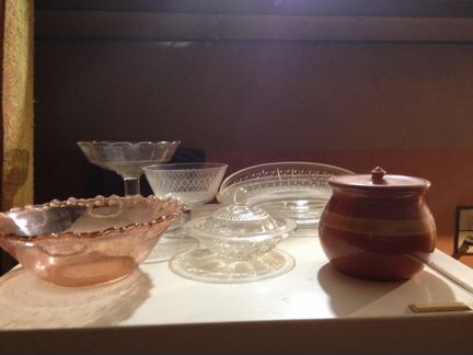 Посуда и тарелки и контейнер для яиц