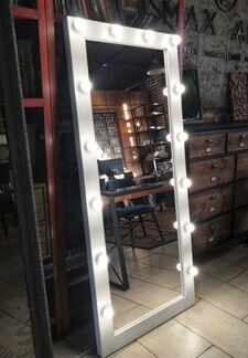 Гримерное зеркало с лампочками