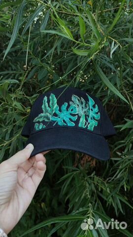 Бейсболка с вышивкой ручной работы монстера