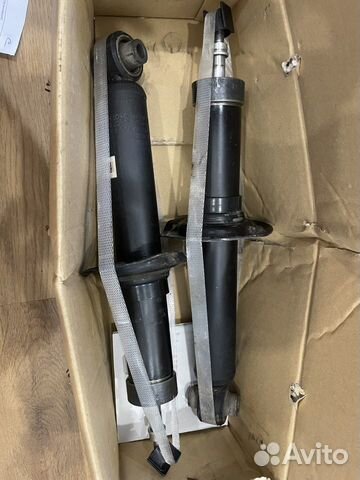 Задние оригинальные стойки на Subaru Outback bs