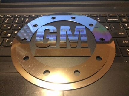 Накладка на лючок бензобака Тахо в стиле GM