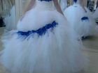 Свадебное платье с синими цветами