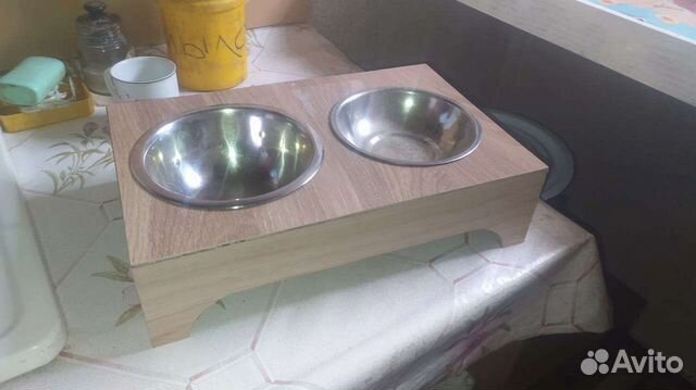 Подставка с мисками для кормления животных