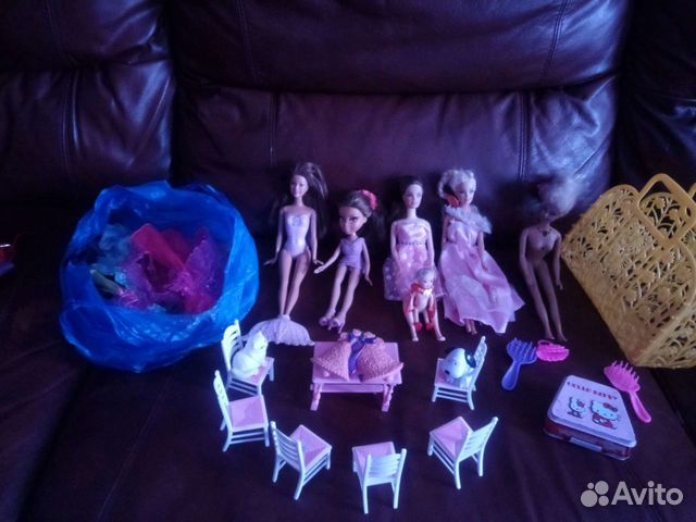 Набор кукол с одеждой и мебелью