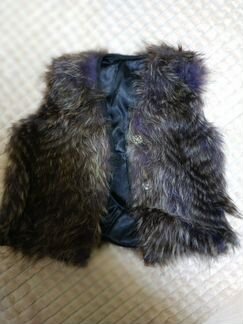 Меховая жилетка из енота для девочки