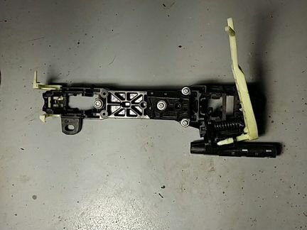 Кронштейн ручки задней левой