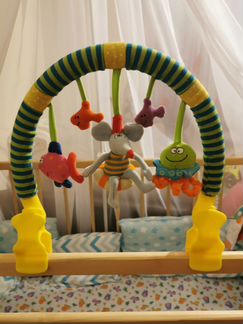 Дуга с игрушками в коляску