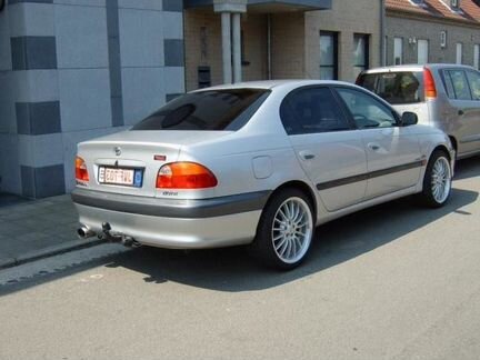 Стекло передней двери на toyota avensis 1998-2003