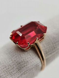 Антикварное золотое кольцо с корундом