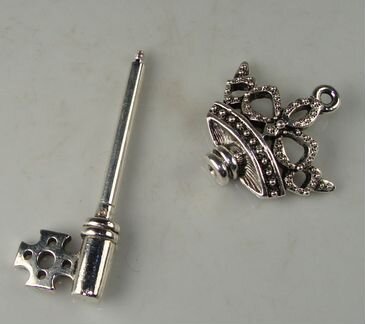 Подвеска Ключ Корона с шармами лэмпворк