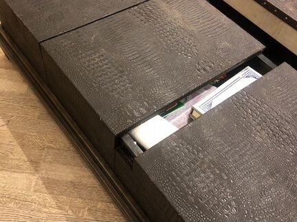 Столик журнальный натуральное дерево с кожаной обт
