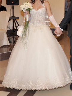 Свадебное платье, фата, перчатки, сумочка