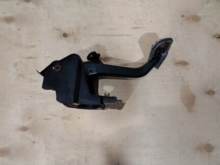 Педаль тормоза на Mercedes Benz W203 C203