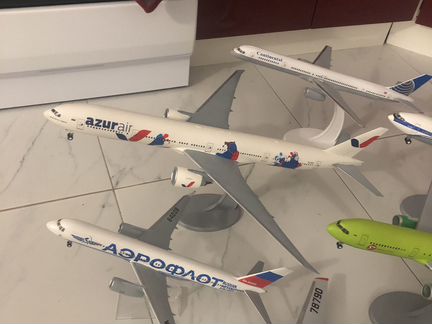 Модель самолёта 777-300 AzurAir Медведи