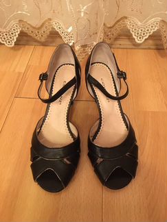 Кожаные босоножки новые