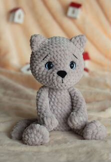 Вязаная плюшевая кошка