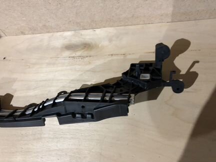 Крепление решетки консоль Mercedes C205 C 205