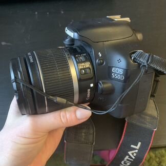 Зеркальный фотоаппарат Canon 550D