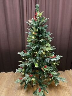 Новогодняя искусственная ёлка с шишками и ягодками