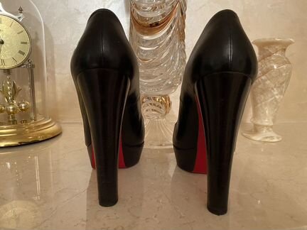Чёрные туфли Louboutin