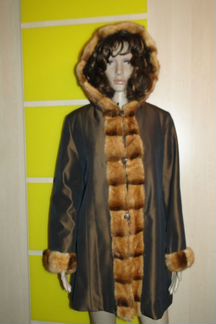 Пальто коричневое с капюшоном и норкой на кролике