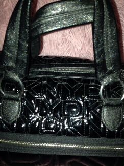 Сумка черный лак dkny
