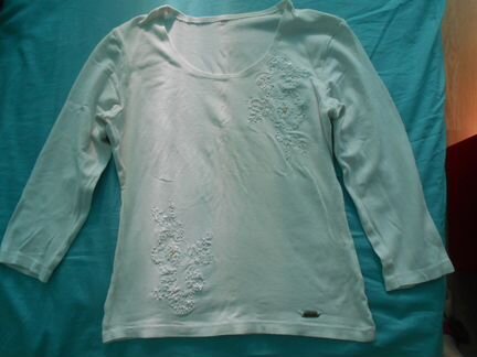 Белая нежная кофточка с вышивкой бисерными цветами