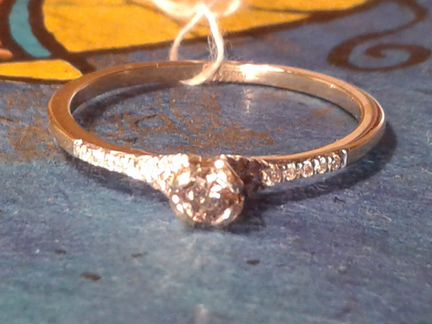 Новое золотое кольцо с бриллиантом 