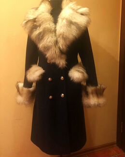Пальто с мехом енота